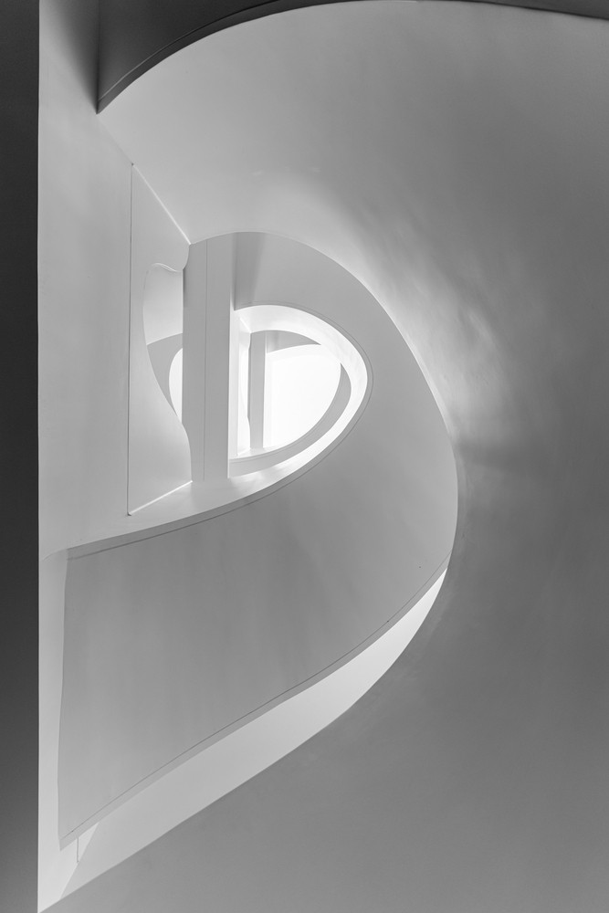 Cầu thang xoắn ốc mềm mại là điểm nhấn cho trung tâm ngôi nhà. Cầu thang xoắn ốc mềm mại là điểm nhấn cho trung tâm ngôi nhà.