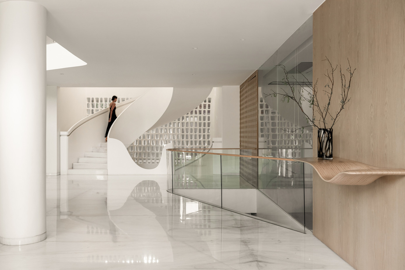 Từ phía bắc, lối vào dẫn đến một trục trung tâm, toả ra hai phía đông và tây với một cầu thang xoắn ốc làm điểm nhấn trung tâm. Từ phía bắc, lối vào dẫn đến một trục trung tâm, toả ra hai phía đông và tây với một cầu thang xoắn ốc làm điểm nhấn trung tâm.