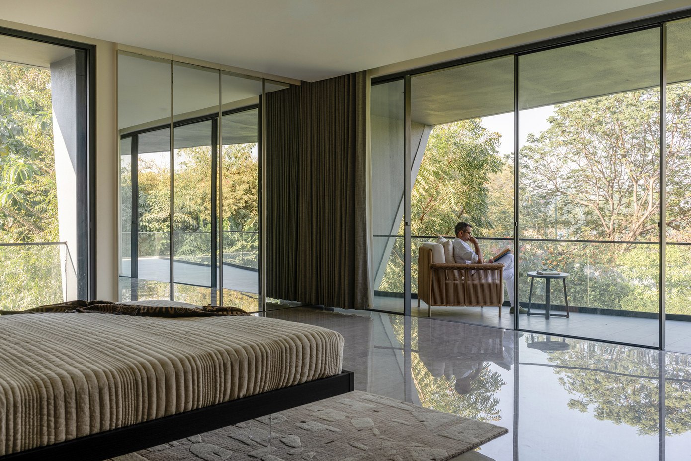 Tầng 2 có 3 phòng ngủ dành cho gia đình, mỗi phòng đều mở ra hai phía, hướng về cây cối và khu vườn bên ngoài. Tầng 2 có 3 phòng ngủ dành cho gia đình, mỗi phòng đều mở ra hai phía, hướng về cây cối và khu vườn bên ngoài.