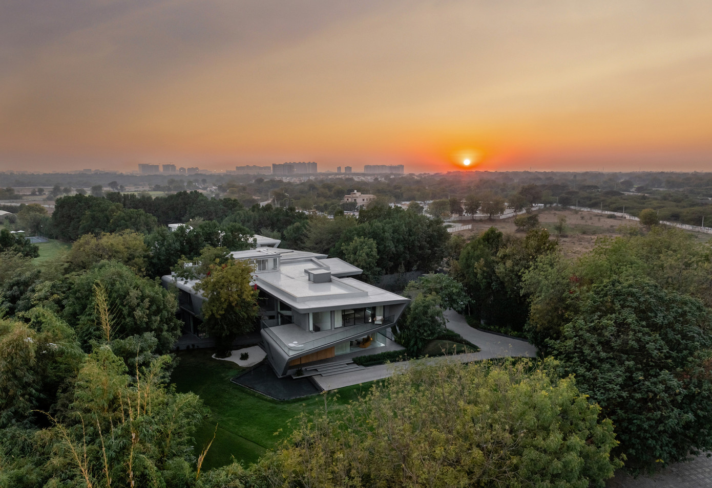 Ngôi nhà là một công trình hài hoà với khu đất, giữ nguyên toàn bộ cây cối trong không gian khu đất và xây dựng đan xen giữa chúng giúp thích ứng với khí hậu bằng cách giảm hấp thụ nhiệt nhờ cách bố trí và định hướng thông minh Ngôi nhà là một công trình hài hoà với khu đất, giữ nguyên toàn bộ cây cối trong không gian khu đất và xây dựng đan xen giữa chúng giúp thích ứng với khí hậu bằng cách giảm hấp thụ nhiệt nhờ cách bố trí và định hướng thông minh