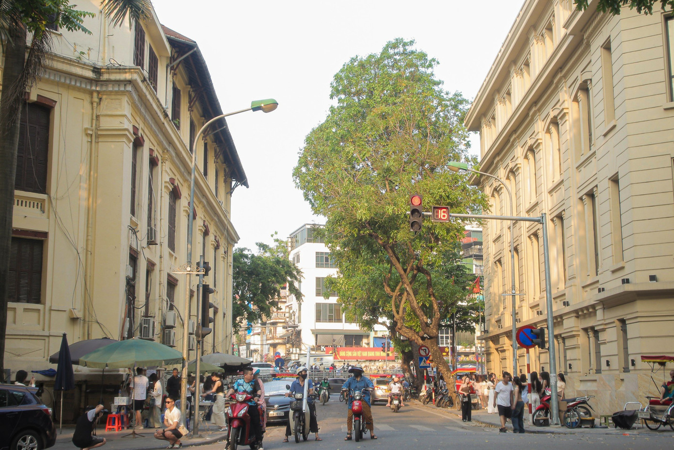 Mặc dù tuyến phố có nhiều xe cộ qua lại bởi bên cạnh là ngã tư đèn xanh đèn đỏ, góc chụp lại hẹp nhưng nhiều bạn trẻ vẫn xếp hàng để có được những tấm hình ở đây.