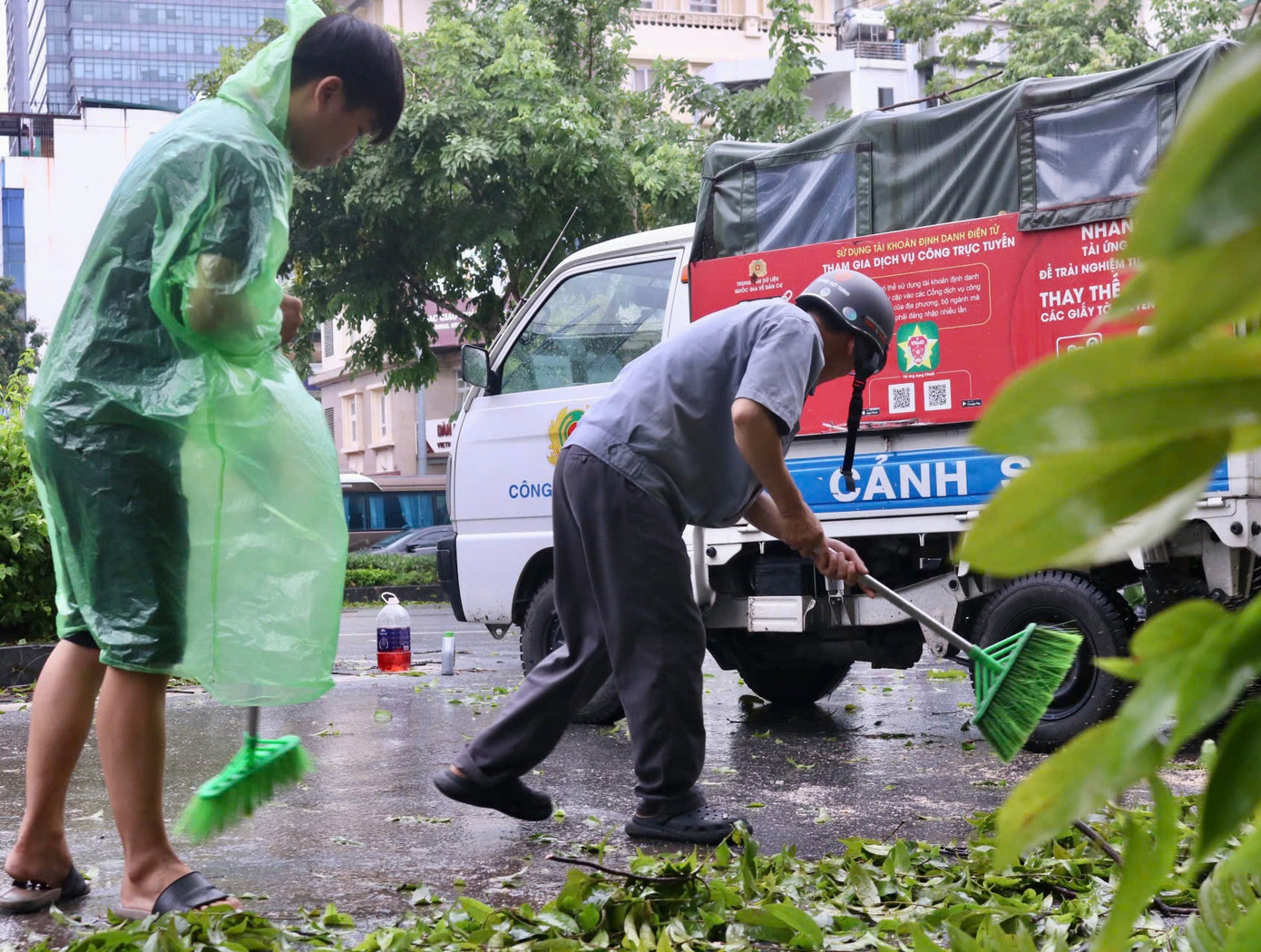 Người dân quanh khu vực đường Nguyễn Văn Huyên rủ nhau xuống đường hỗ trợ lực lượng chức năng quét lá rụng dưới đường để trả lại mỹ quan cho đô thị. Người dân quanh khu vực đường Nguyễn Văn Huyên rủ nhau xuống đường hỗ trợ lực lượng chức năng quét lá rụng dưới đường để trả lại mỹ quan cho đô thị.