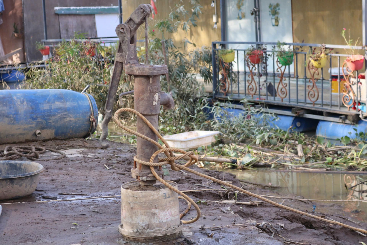 Chị Hạnh cho biết tại xóm gần như nhà nào cũng có giếng nước dạng bơm tay, mấy năm nay một số nhà có hơn chút thì dùng máy để bơm thì đỡ mệt hơn. Chị Hạnh cho biết tại xóm gần như nhà nào cũng có giếng nước dạng bơm tay, mấy năm nay một số nhà có hơn chút thì dùng máy để bơm thì đỡ mệt hơn.