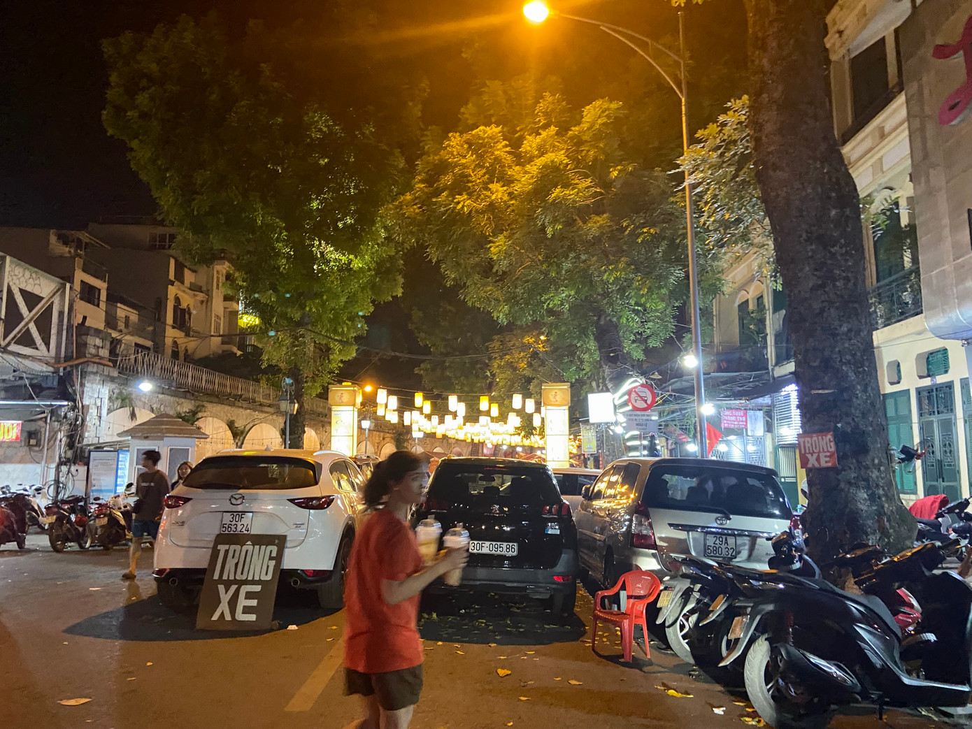 Ngoài trông xe máy, nhiều hộ cũng trông cả ô tô, giá dao động từ 50.000 - 70.000 đồng/xe.