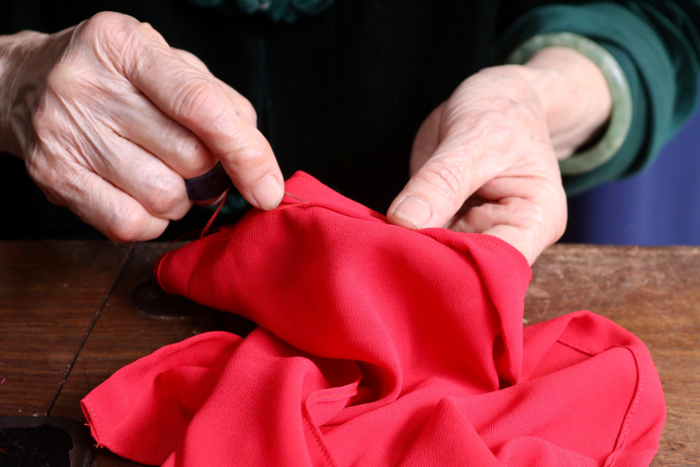 Theo bà Quyến, may áo dài thì công đoạn nào cũng rất quan trọng. Một chiếc áo may rồi không dễ mà sửa được, nếu mà sửa cũng sẽ rất lâu công. Đo chiều dài, rộng ngang cần phải chuẩn để khi lên dáng áo vừa vặn với cơ thể nhưng cũng phải đảm bảo độ thoải mái cho người mặc cử động: "Nhiều khi mình may cho khách thì cũng bảo khách mặc thử luôn khi nhận, nếu khách mặc đẹp thì lần sau mình cứ thế phát huy còn nếu thấy chỗ nào chưa ổn thì mình khắc phục ngay". Theo bà Quyến, may áo dài thì công đoạn nào cũng rất quan trọng. Một chiếc áo may rồi không dễ mà sửa được, nếu mà sửa cũng sẽ rất lâu công. Đo chiều dài, rộng ngang cần phải chuẩn để khi lên dáng áo vừa vặn với cơ thể nhưng cũng phải đảm bảo độ thoải mái cho người mặc cử động: "Nhiều khi mình may cho khách thì cũng bảo khách mặc thử luôn khi nhận, nếu khách mặc đẹp thì lần sau mình cứ thế phát huy còn nếu thấy chỗ nào chưa ổn thì mình khắc phục ngay".