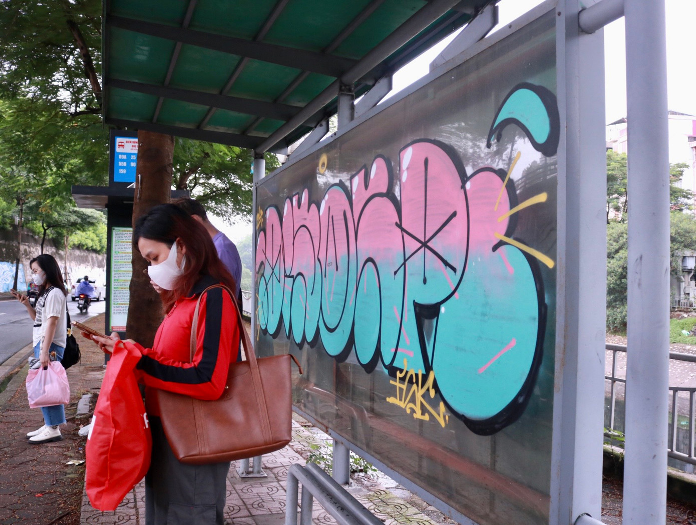 Chị Nguyễn Ngọc Quế Anh (Quan Hoa, Cầu Giấy) chia sẻ: "Hằng ngày tôi đều bắt xe ở bến trên đường Bưởi này để đi làm nên đã quá quen với những hình vẽ ở đây. Tôi thấy hành vi vẽ bậy này nên bị lên án. Việc một số người đam mê nghệ thuật vẽ đường phố thì không sai nhưng điều đó không có nghĩa là ở đâu cũng được phép vẽ và bôi bẩn".