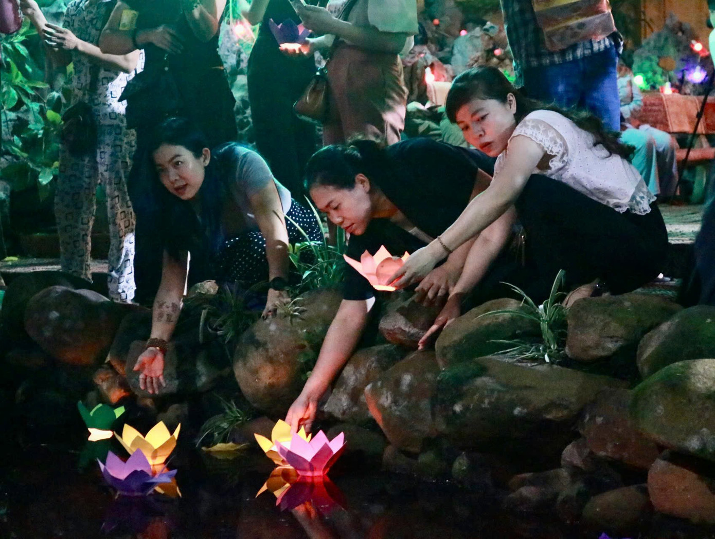 Sau khóa lễ, người dân sẽ thả đèn hoa đăng. Theo dân gian, hoa đăng là đèn hoa được thiết kế khá tỉ mỉ, soi sáng bởi một ngọn nến; là biểu tượng của ánh sáng thiện lương, cầu cho một năm mưa thuận gió hòa.