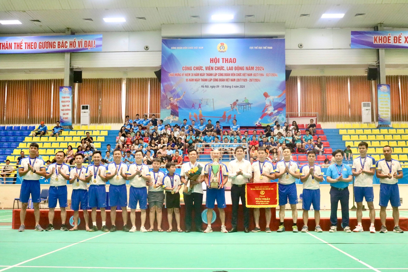 Ban tổ chức trao cúp và cờ lưu niệm giải Nhất bóng đá nam cho đội Công đoàn Bộ Tài nguyên và Môi trường.