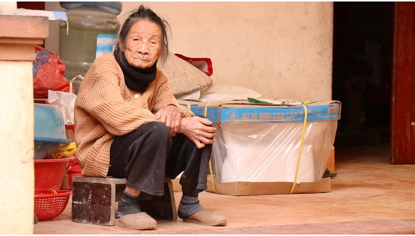 Bà Nguyễn Thị Độ hàng chục năm phải sống cạnh những ống xả bụi của xưởng mộc bên cạnh. Bà Nguyễn Thị Độ hàng chục năm phải sống cạnh những ống xả bụi của xưởng mộc bên cạnh.