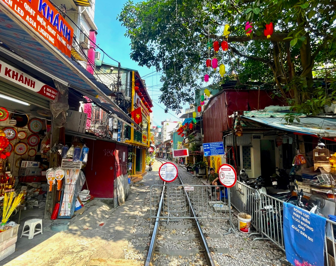 Khu vực phố cà phê đường tàu cũ đã có rào chắn, không còn tình trạng du khách vào chụp hình. Khu vực phố cà phê đường tàu cũ đã có rào chắn, không còn tình trạng du khách vào chụp hình.