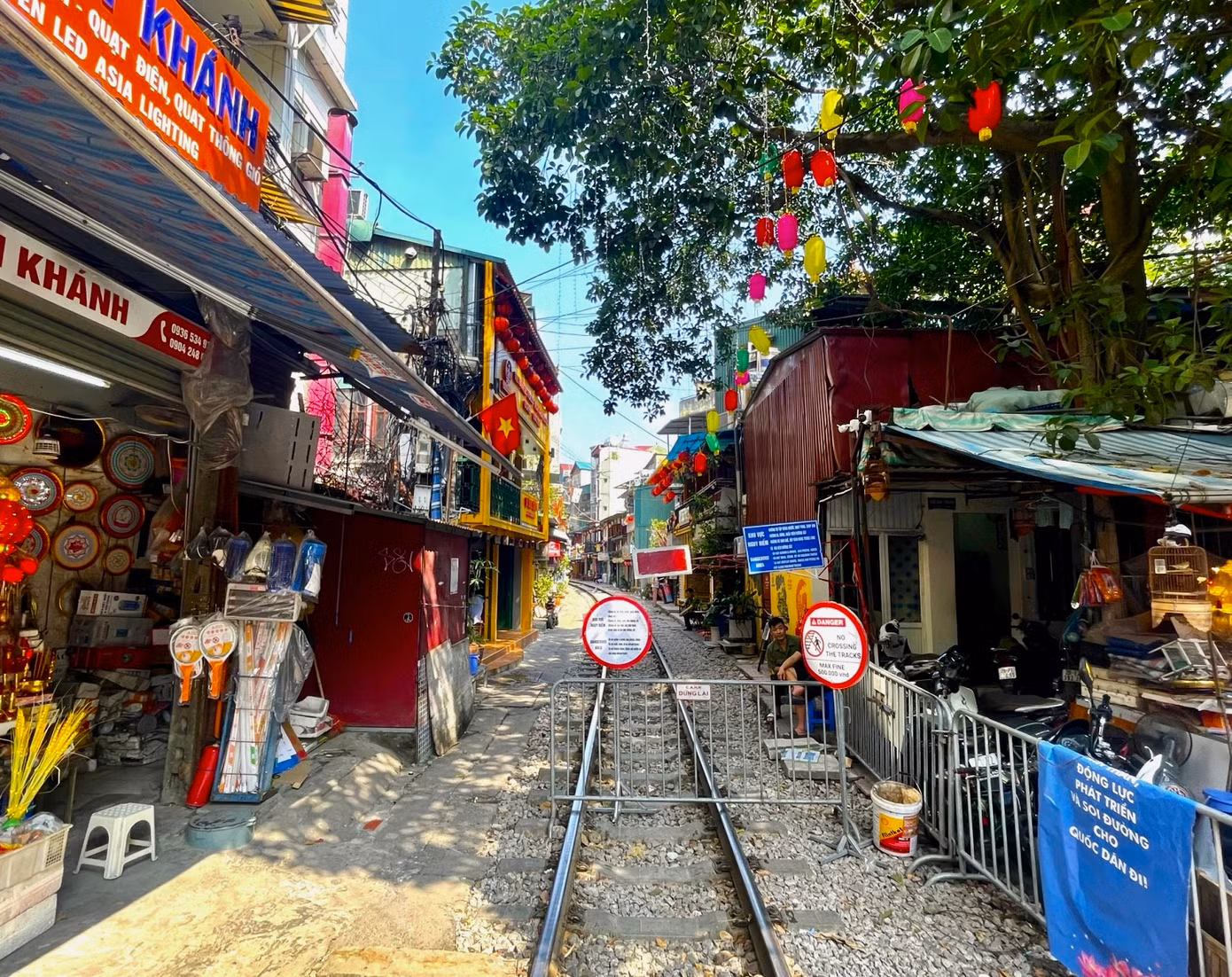 Khu vực phố cà phê đường tàu cũ đã có rào chắn, không còn tình trạng du khách vào chụp hình.