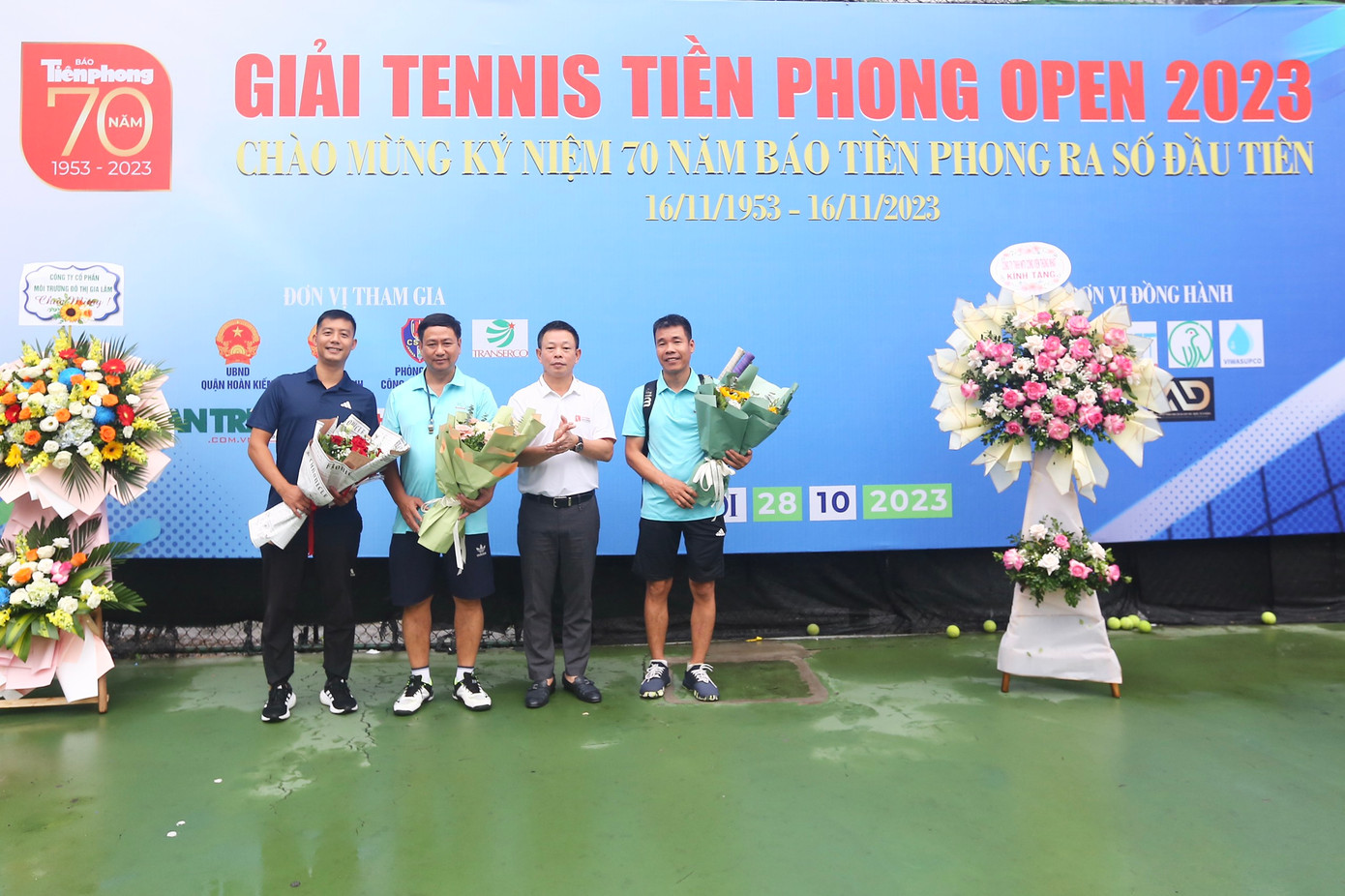 BTC trao hoa cho đại diện nhà tài trợ, tổ trọng tài và vận động viên tham dự giải đấu. BTC trao hoa cho đại diện nhà tài trợ, tổ trọng tài và vận động viên tham dự giải đấu.