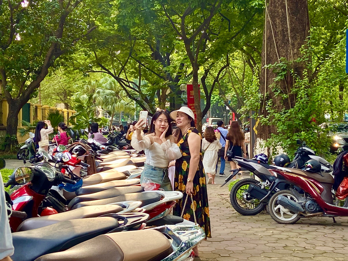 Nhiều người đến chụp ảnh, xe cộ để tràn lan trên vỉa hè cũng làm cản trở việc đi lại của người dân.