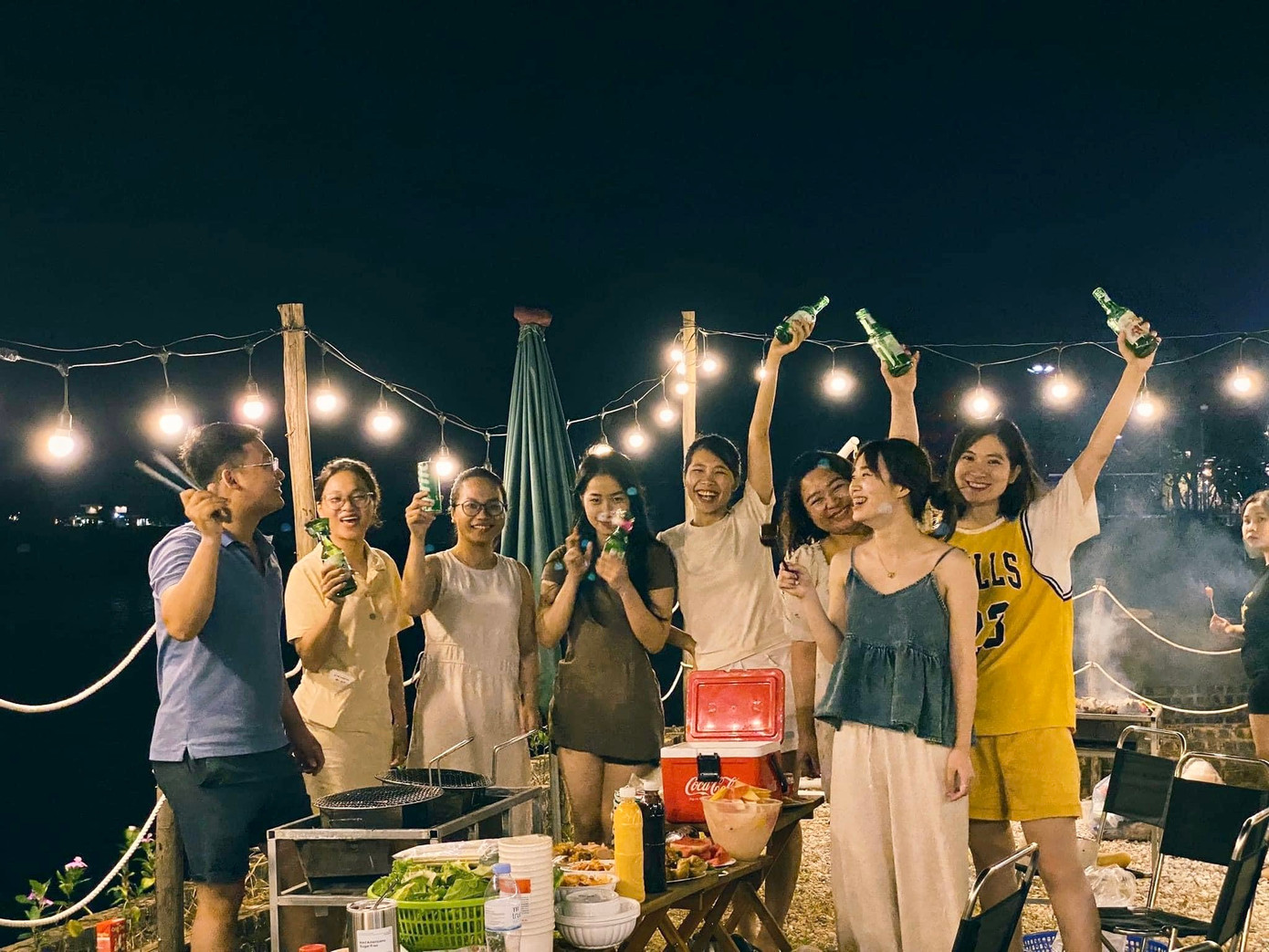 Về đêm tại hồ Đồng Đò lung linh những ánh đèn tạo nên khung cảnh lãng mạn, nhiều nhóm khách lựa chọn ở qua đêm để tận hưởng trọn vẹn bầu không khí nơi đây.