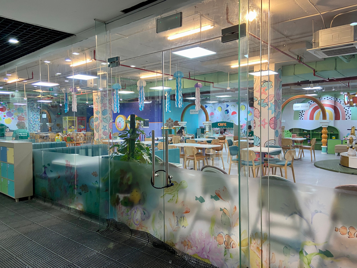 Khu vui chơi ở tầng 2 Trung tâm thương mại Chợ Hàng Da mở cửa nhưng vắng khách Khu vui chơi ở tầng 2 Trung tâm thương mại Chợ Hàng Da mở cửa nhưng vắng khách