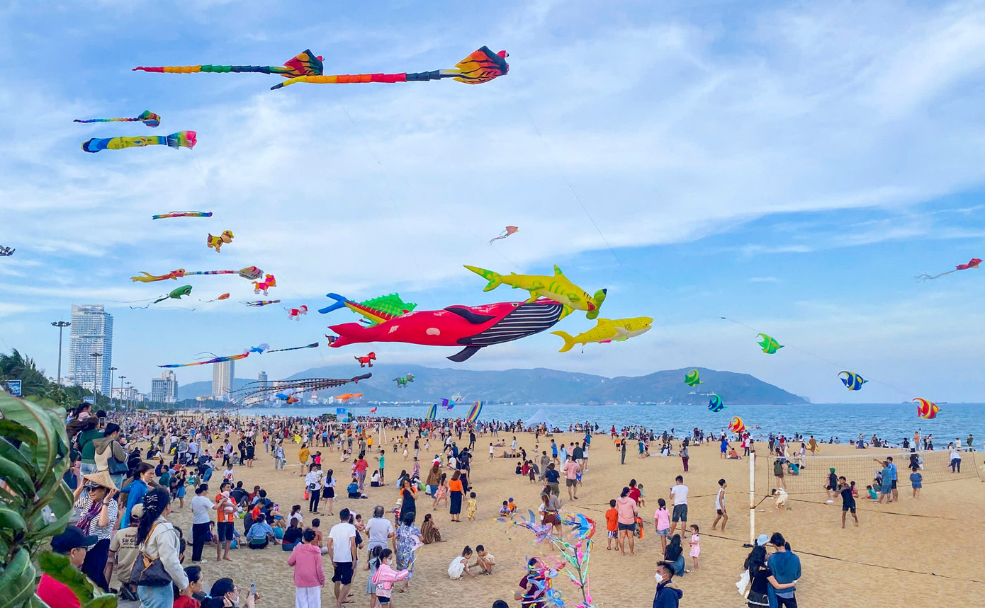 Biển Quy Nhơn đông đúc những ngày hè nắng nóng. (Ảnh: ND)