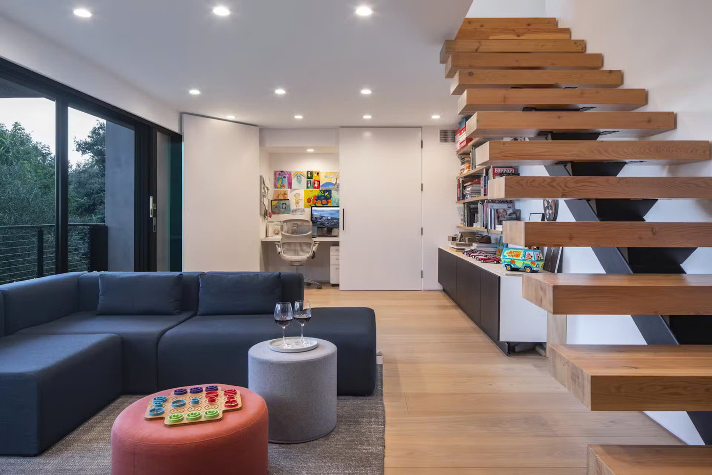 Bên trong ngôi nhà, không gian rộng, thoáng đãng tạo cảm giác mở giữa bên trong và bên ngoài ngôi nhà.