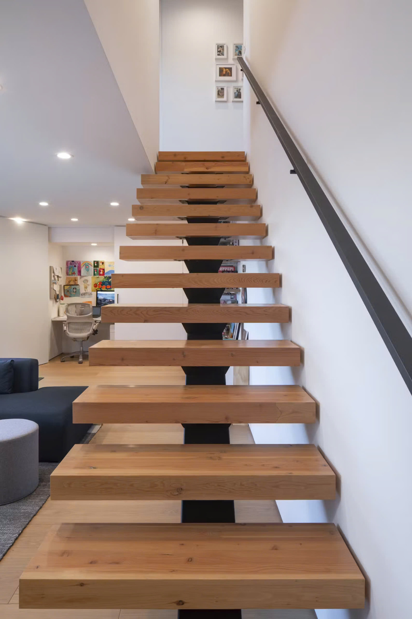 Cầu thang xương cá đơn không lan can vừa giúp tiết kiệm không gian vừa đảm bảo được tính nghệ thuật cho căn nhà.