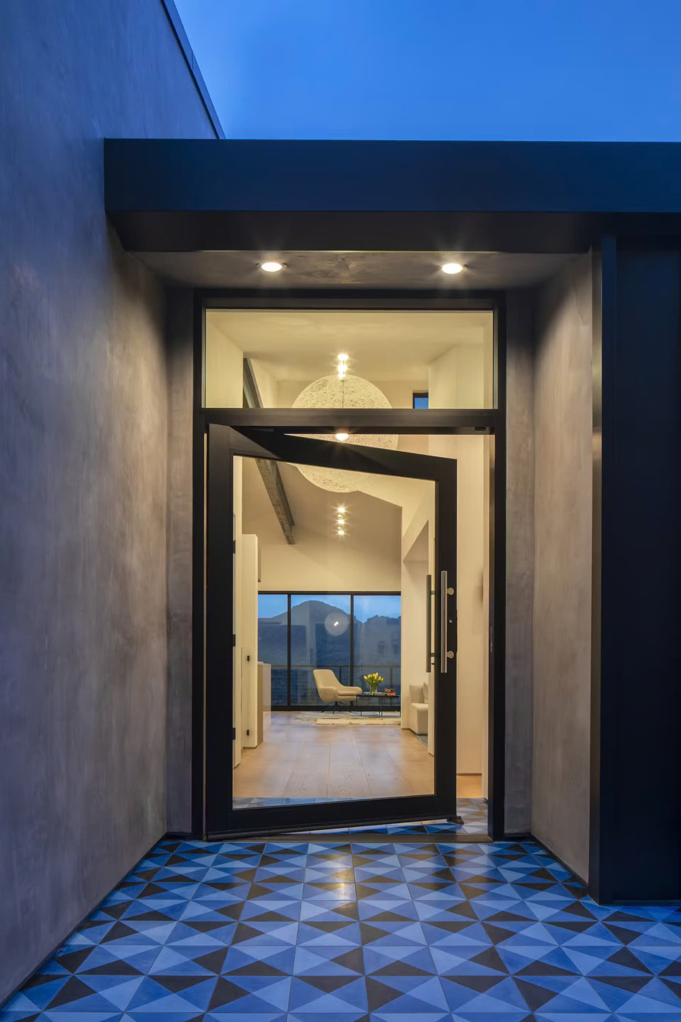 Tính bền vững là điểm nhấn của kiến trúc này. Các kiến trúc sư sử dụng các nguyên tắc thiết kế thụ động như cách nhiệt tối ưu và thông gió tự nhiên, tận dụng hiệu quả nguồn năng lượng xanh từ môi trường xung quanh.