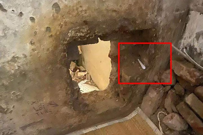 Hai phạm nhân dùng đầu nhọn của bàn chải để khoét tường trại giam. Hai phạm nhân dùng đầu nhọn của bàn chải để khoét tường trại giam.