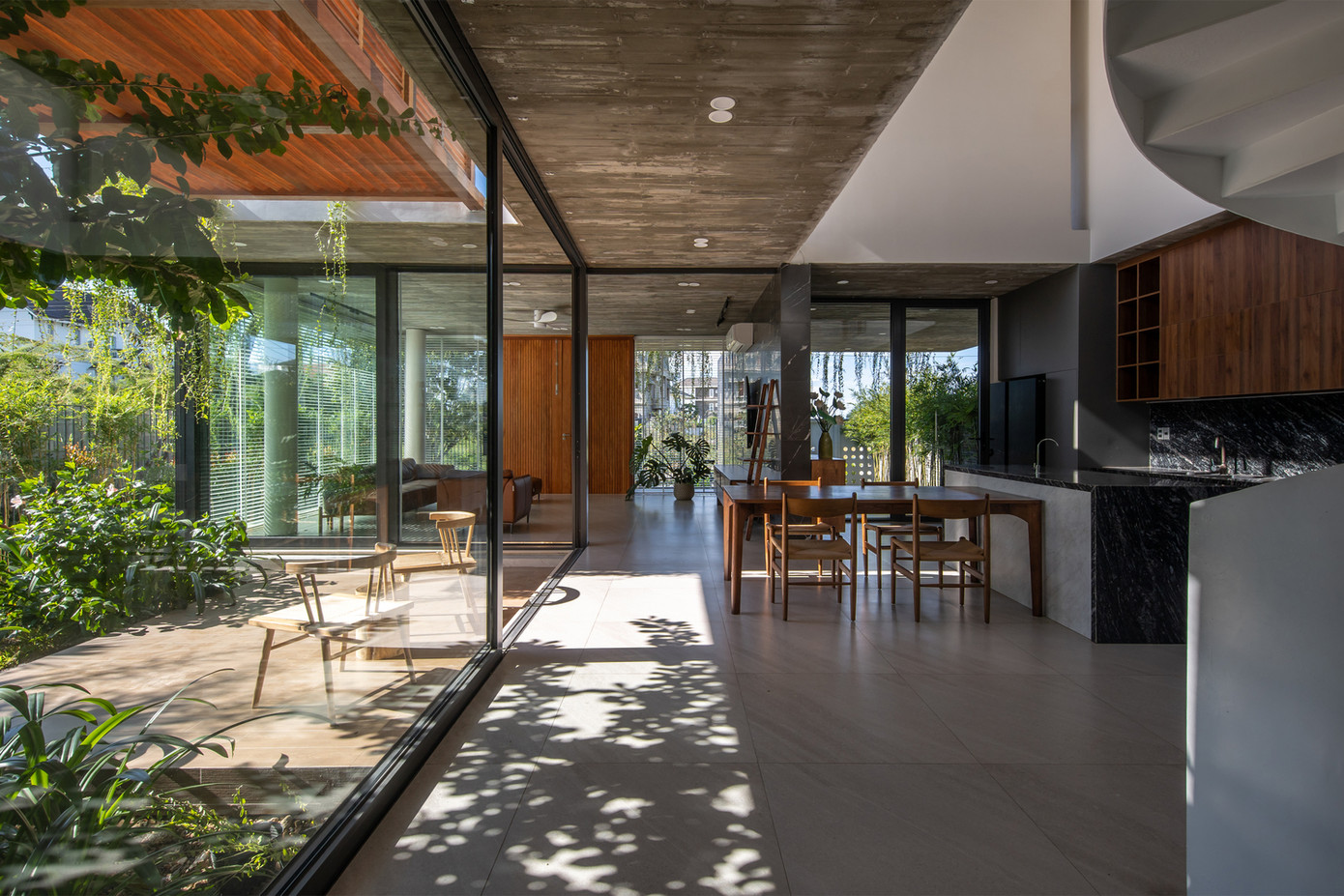 Không gian chung được sắp xếp kết nối với nhau và ngăn cách với thiên nhiên bằng các cửa kính trượt lớn, tạo nên một không gian rộng rãi, mang lại cảm giác thoải mái, tự do và gần gũi với thiên nhiên