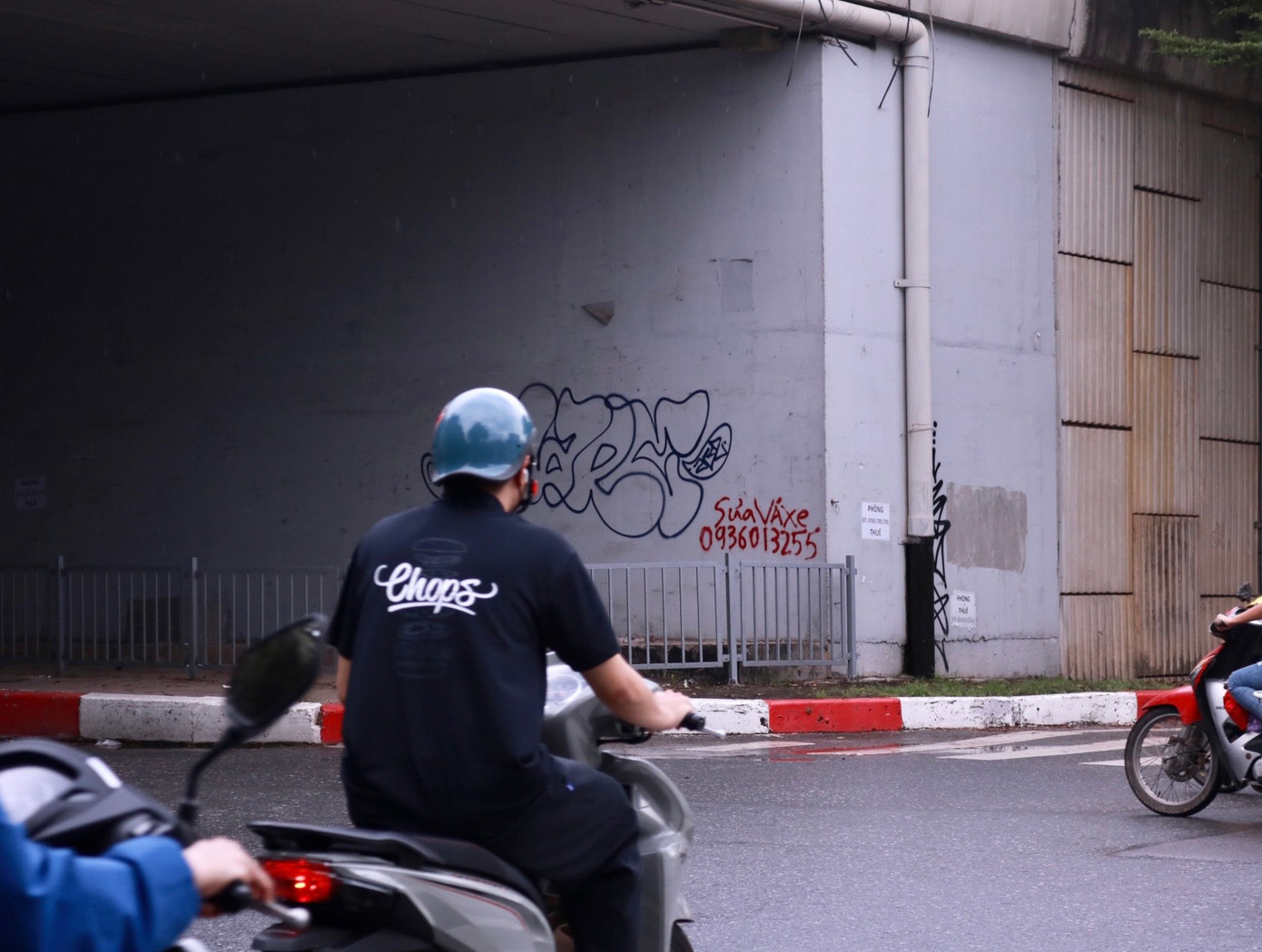 Hình vẽ bậy ở khắp nơi dưới chân vành đai 2.