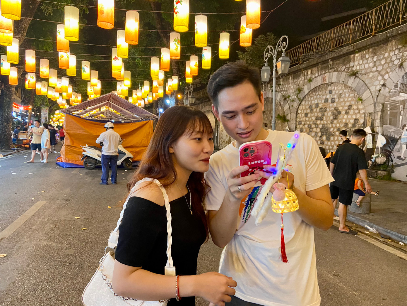 Trước đó, phố bích họa Phùng Hưng được khai trương ngày 3/2/2018 sau thời gian dài thực hiện những bức tranh tái hiện đời sống Hà Nội xưa.