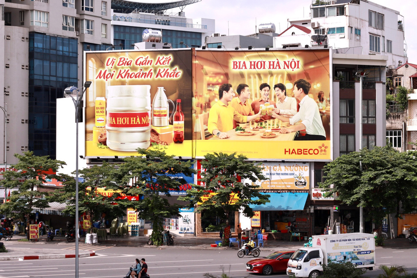 Những tấm biển quảng cáo cỡ lớn, bắt mắt được đặt ở vị trí đắc địa tại Ngã Tư Vọng.