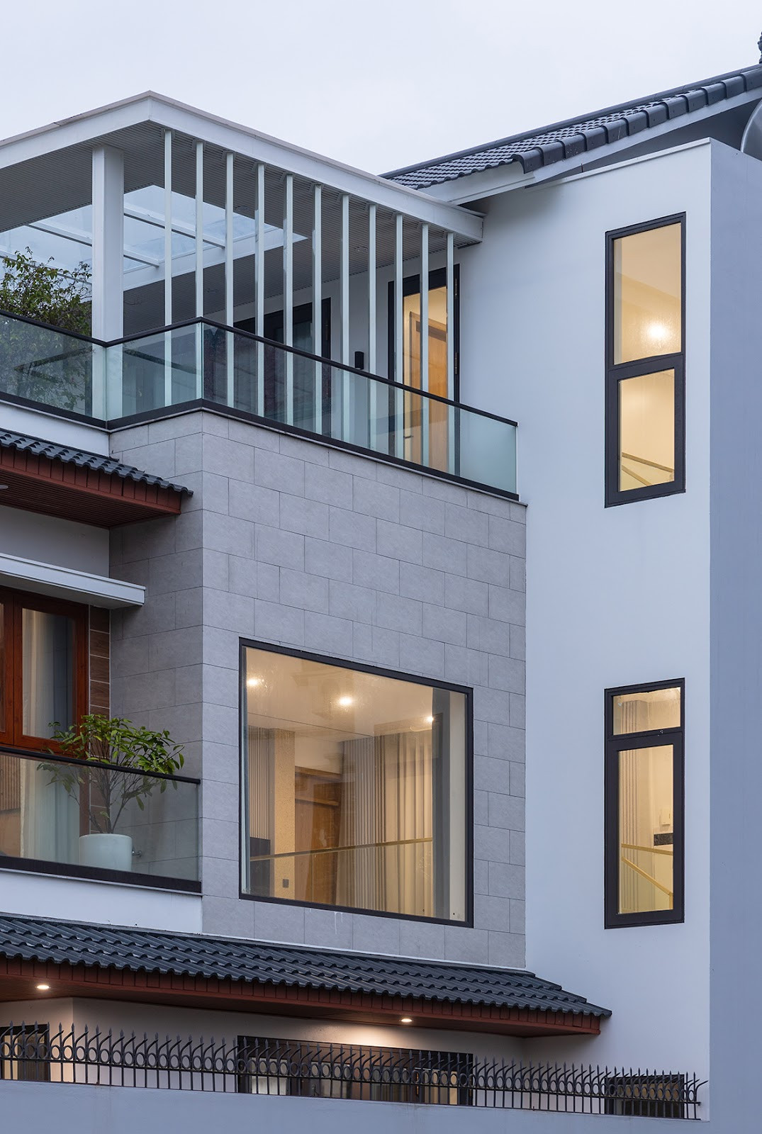 Ngôi nhà thể hiện tinh thần cởi mở nhờ lợi thế hướng chính Nam, với thiết kế giúp đón gió mát, tận dụng ánh sáng tự nhiên và tạo nên những chiều không gian thú vị.