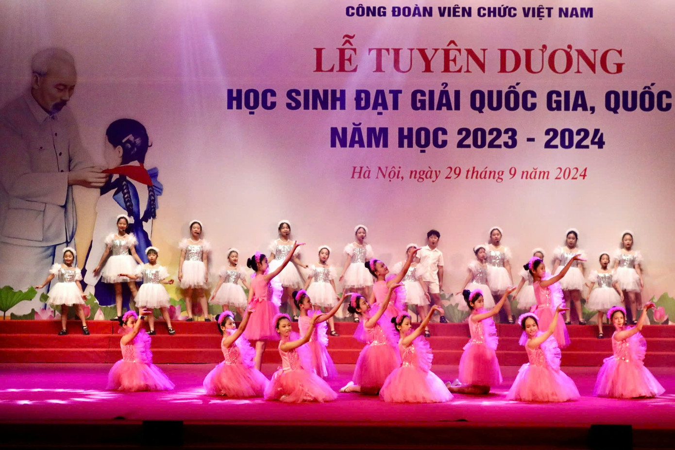 Trong năm học 2023-2024 đã có hàng nghìn học sinh là con cán bộ, công chức, viên chức, người lao động trực thuộc công đoàn Viên chức Việt Nam vươn lên trong học tập, tích cực tham dự và đoạt giải cao trong các kỳ thi học sinh giỏi cấp tỉnh, thành phố và cấp quốc gia, quốc tế. Trong năm học 2023-2024 đã có hàng nghìn học sinh là con cán bộ, công chức, viên chức, người lao động trực thuộc công đoàn Viên chức Việt Nam vươn lên trong học tập, tích cực tham dự và đoạt giải cao trong các kỳ thi học sinh giỏi cấp tỉnh, thành phố và cấp quốc gia, quốc tế.