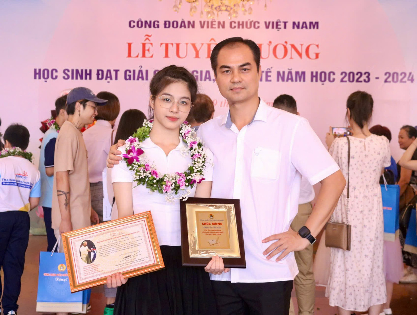 Các em học sinh và gia đình cùng nhau chụp những bức ảnh để lưu lại khoảnh khắc đáng nhớ. Các em học sinh và gia đình cùng nhau chụp những bức ảnh để lưu lại khoảnh khắc đáng nhớ.