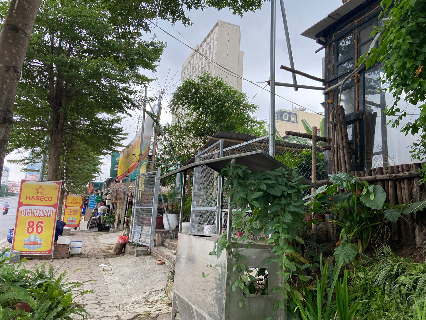 Những gọng sắt lổn nhổn, trơ trọi gây mất cảm quan đối với người đi đường, mất mỹ quan đô thị Những gọng sắt lổn nhổn, trơ trọi gây mất cảm quan đối với người đi đường, mất mỹ quan đô thị