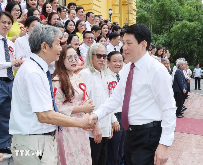 Chủ tịch nước Lương Cường gặp mặt các nhà báo tiêu biểu toàn quốc. (Ảnh: Lâm Khánh/TTXVN)