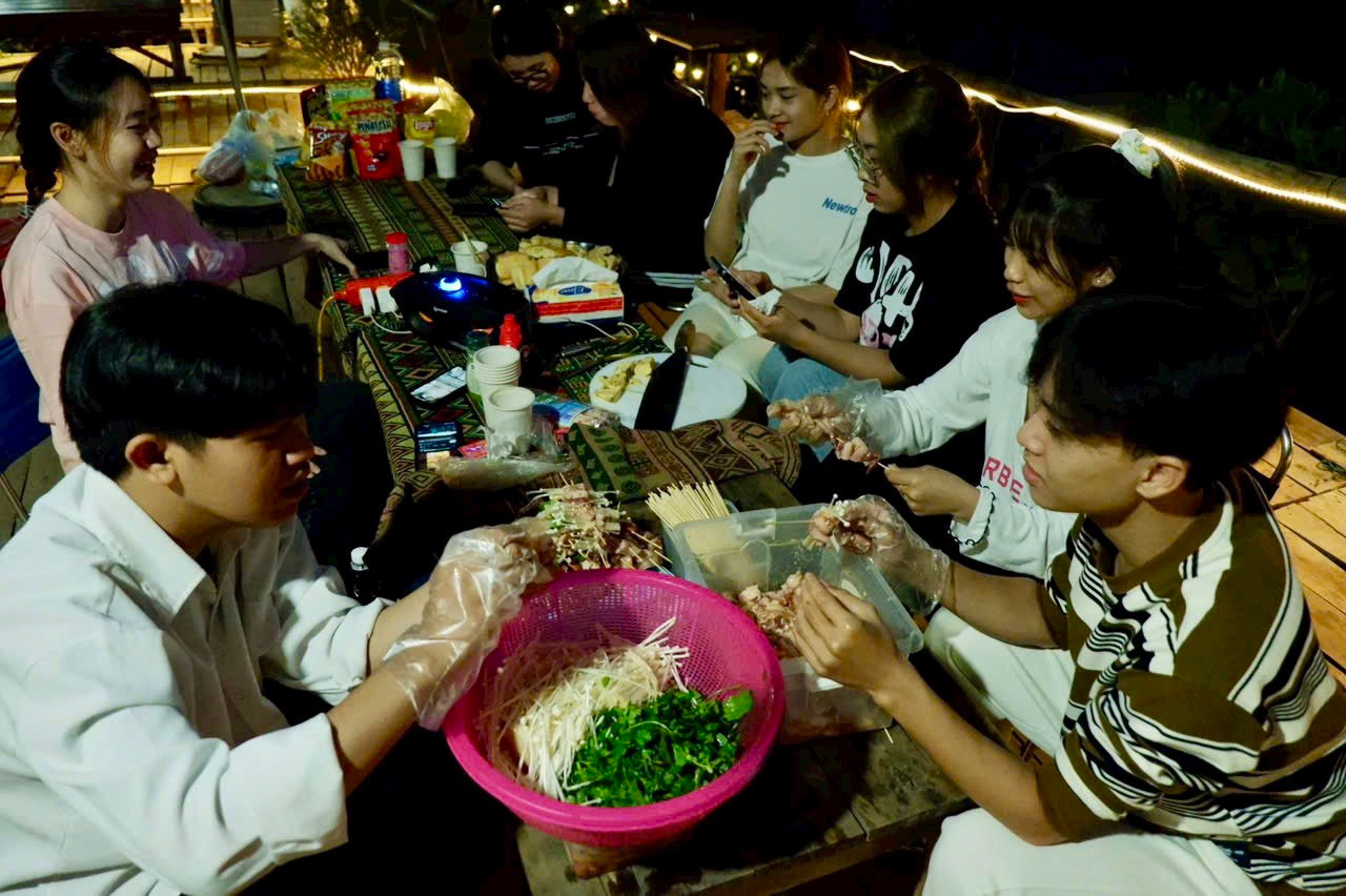 Sau những giờ vui chơi ngoài trời thỏa thích sẽ quây quần bên bếp than cùng chuẩn bị bữa tối. Đa phần mọi người sẽ lựa chọn hình thức ăn nướng vì vừa ngon, vừa ngồi được lâu và dễ chuẩn bị.