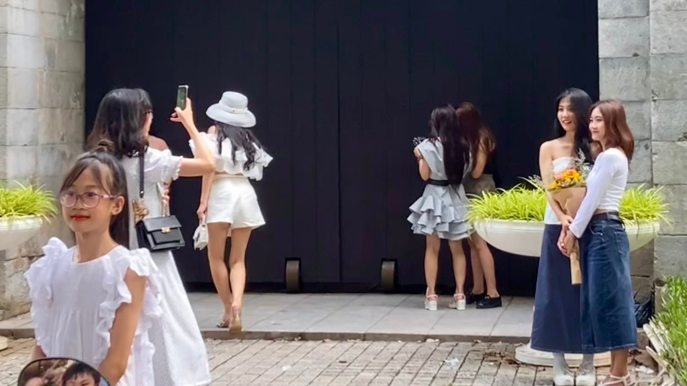 Cổng Hoàng thành Thăng Long được nhiều người ghé qua chụp hình.