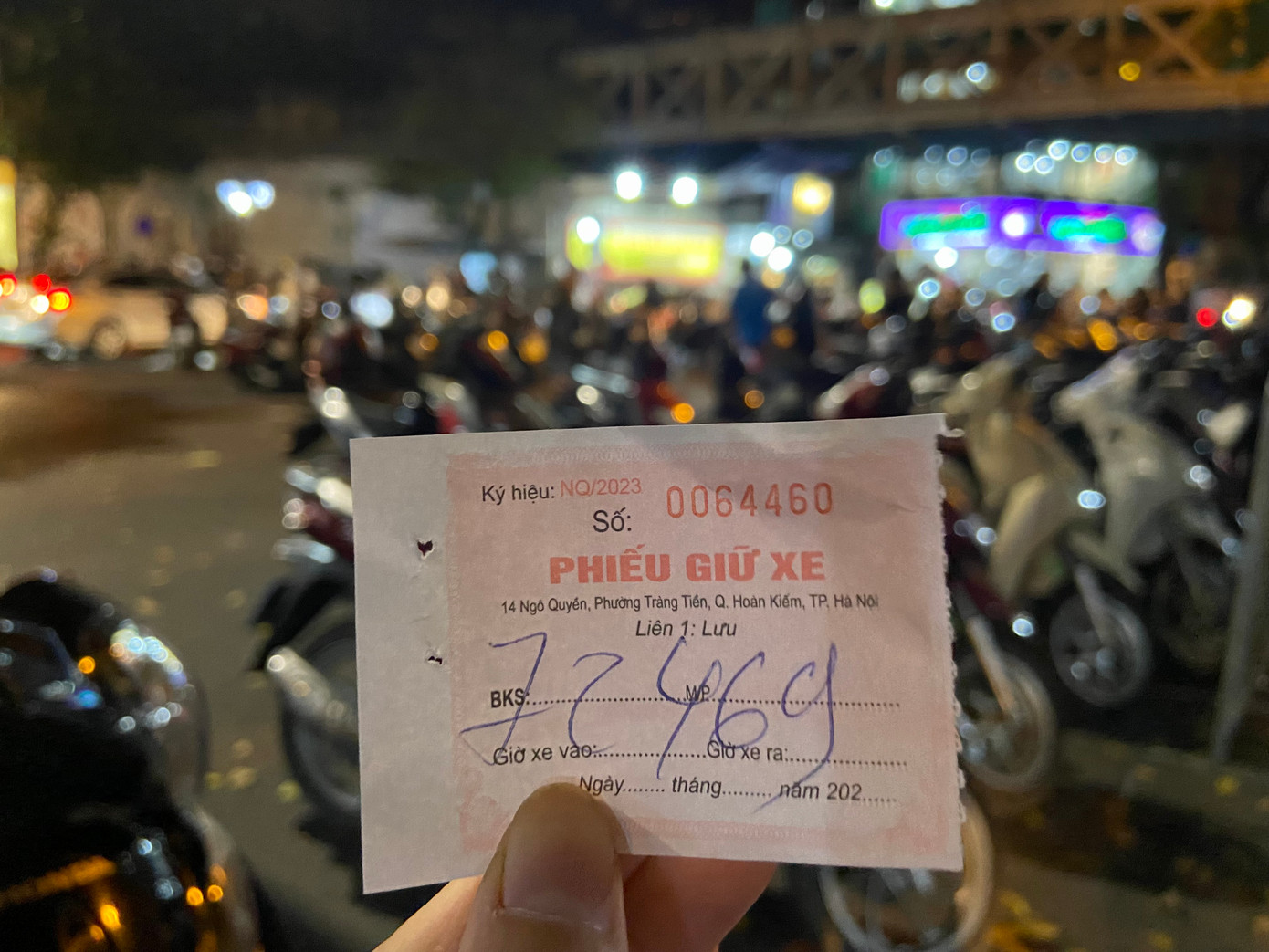 Vé gửi xe ở ngay đoạn giao giữa Hàng Cót, Hàng Lược, Phùng Hưng và Gầm Cầu nhưng trên phiếu gửi xe lại ghi địa chỉ là 14 Ngô Quyền, phường Tràng Tiền.