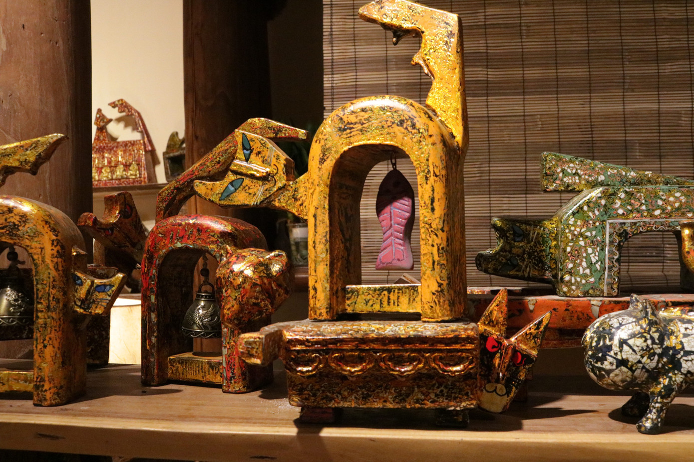 Những tượng mèo đa dạng về hình dáng và hoa văn