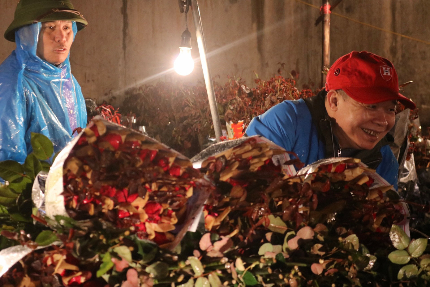 Tiểu thương tại chợ cho biết vào dịp rằm tháng Giêng này các mặt hàng hoa truyền thống như hoa cúc, hoa hồng đỏ, hoa đồng tiền, hoa ly,... thường bán rất chạy.