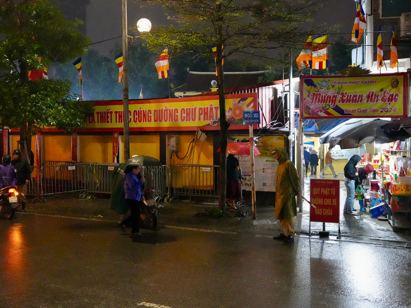 Để đảm bảo cho hoạt động cầu an diễn ra thuận lợi, trong những ngày có buổi lễ diễn ra, lực lượng chức năng quận Đống Đa đã thường xuyên tuần tra, nắm bắt tình hình để bảo đảm an ninh và trật tự bên trong và bên ngoài khu vực hành lễ,... Bên ngoài cũng như trong khuôn viên chùa đều có lực lượng chức năng của 2 phường Thịnh Quang và Ngã Tư Sở thường xuyên làm nhiệm vụ hướng dẫn, phân luồng. Để đảm bảo cho hoạt động cầu an diễn ra thuận lợi, trong những ngày có buổi lễ diễn ra, lực lượng chức năng quận Đống Đa đã thường xuyên tuần tra, nắm bắt tình hình để bảo đảm an ninh và trật tự bên trong và bên ngoài khu vực hành lễ,... Bên ngoài cũng như trong khuôn viên chùa đều có lực lượng chức năng của 2 phường Thịnh Quang và Ngã Tư Sở thường xuyên làm nhiệm vụ hướng dẫn, phân luồng.