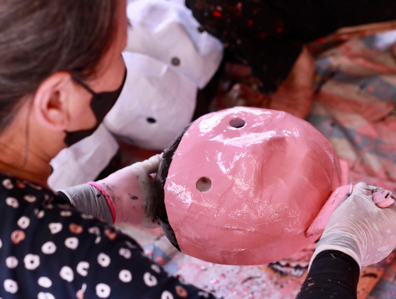 Ông Đông cho biết, trước kia, gia đình ông tự thực hiện các công đoạn từ bồi giấy đến vẽ nhưng hiện tại có nhiều đơn đặt hàng nên gia đình ông thuê thêm nhân công bồi giấy và sơn để đảm bảo tiến độ, vợ chồng ông chủ yếu hoàn thiện việc vẽ tạo thành phẩm. "Mẫu mã mặt nạ ngày xưa cũng không đa dạng như bây giờ mà chỉ có hình ông Tễu. Dần dần chúng tôi đã tìm cách cải tạo để có thêm nhiều mẫu mã mới, đáp ứng nhu cầu của người tiêu dùng".