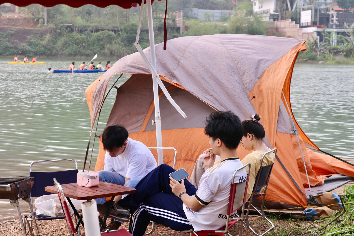 Anh Sáng - chủ một khu camping tại Hồ Đồng Đò cho biết: "Đối tượng khách hàng của chúng tôi khá đa dạng, có cả gia đình, nhóm bạn, nhóm đồng nghiệp, các cặp đôi,.... Thông thường gia đình và các nhóm đồng nghiệp đến đây sẽ thuê lều to hoặc các homestay khép kín, đầy đủ tiện nghi. Nhóm học sinh, sinh viên thường chỉ thích thuê lều hơn để tận hưởng cảm giác mới mẻ và hòa mình với thiên nhiên. Tại khu nhà tôi có cả lều và homestay nên du khách có thể tùy thích lựa chọn".