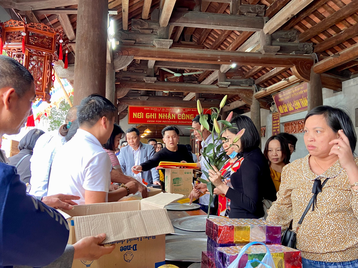 Lễ vật đa phần được người dân đem đến và tự bày trí.