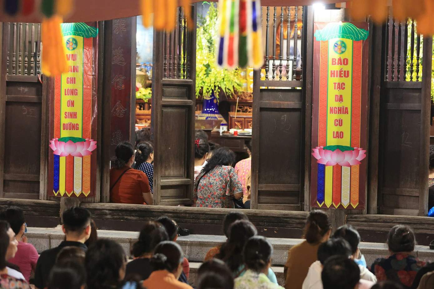 Thả hoa đăng là nghi thức truyền thống có nguồn cội từ Phật giáo, mang ý nghĩa cầu siêu cho những người đã khuất. Mỗi ánh đèn hoa đăng được thắp lên là một lời cầu nguyện, một tâm niệm thiện lành, một tâm niệm an lạc cho mình và mọi người.