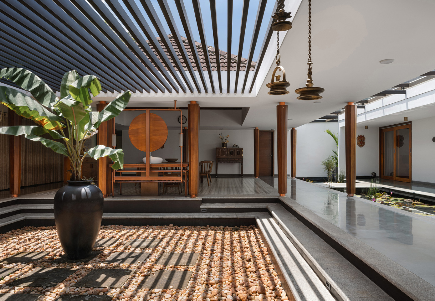 Trái tim của ngôi nhà vẫn là sân trong truyền thống, nhưng giờ đây đóng vai trò như một hạt nhân tổ chức, nơi các khối phòng quay quanh, mỗi khối có mái dốc riêng, tựa như một ngôi làng thu nhỏ.