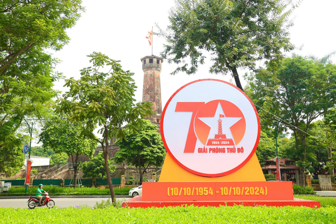 Cụm pano lớn đặt đối diện cột cờ Hà Nội rực rỡ sắc đỏ.