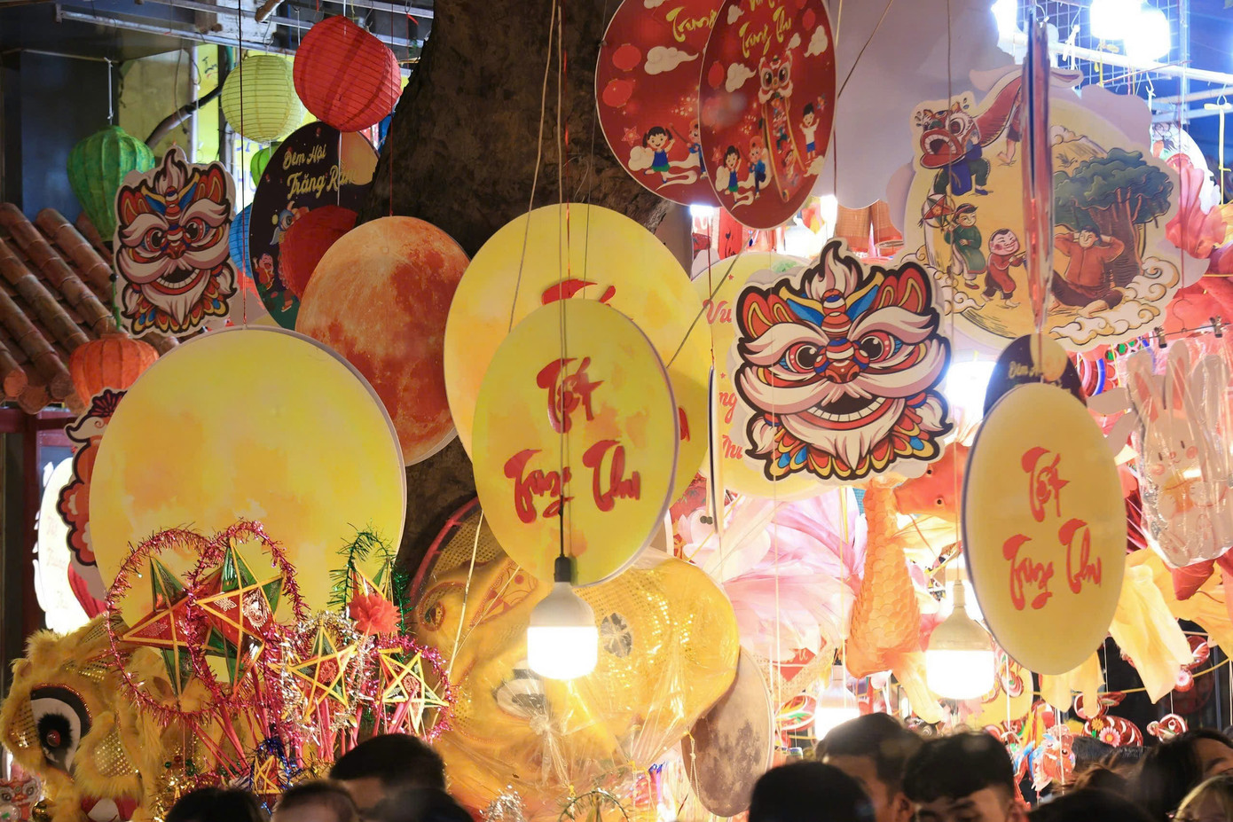 Nếu như vài năm trước, có nhiều lo ngại về việc các đồ chơi ngoại nhập, hiện đại lấn át các món đồ chơi trung thu truyền thống thì khoảng 2 năm trở lại đây, những món đồ chơi Trung thu truyền thống, thủ công lại bày bán nhiều và có phần được ưa chuộng trở lại.