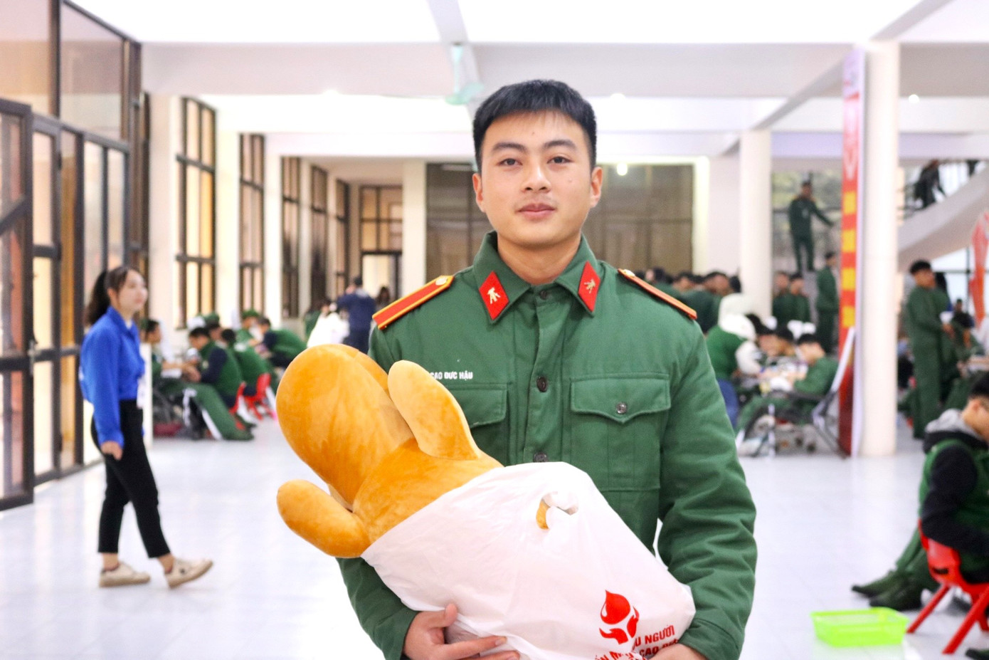 Cao Đức Hậu - Đại đội 455, Học viện KTQS, cho biết: Đây là lần thứ năm mình đi hiến máu. Các lần đầu thì mình cảm thấy rất hồi hộp còn lần này cảm giác hồi hộp không còn nữa mà thay vào đó mình cảm thấy hào hứng vì có thể giúp đỡ được cho những bệnh nhân đang cần đến máu. Món quà nhỏ mình nhận được từ hoạt động hiến máu này mình dự định sẽ đem về tặng cho em gái trong dịp nghỉ Tết sắp tới. Cao Đức Hậu - Đại đội 455, Học viện KTQS, cho biết: Đây là lần thứ năm mình đi hiến máu. Các lần đầu thì mình cảm thấy rất hồi hộp còn lần này cảm giác hồi hộp không còn nữa mà thay vào đó mình cảm thấy hào hứng vì có thể giúp đỡ được cho những bệnh nhân đang cần đến máu. Món quà nhỏ mình nhận được từ hoạt động hiến máu này mình dự định sẽ đem về tặng cho em gái trong dịp nghỉ Tết sắp tới.