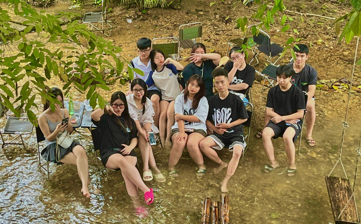 Theo chị Trần Yến Nhi, chủ quán cà phê bên suối cho biết: "Thường khách sẽ đến đông nhất vào thứ 7, chủ nhật và những ngày nghỉ lễ. Những ngày trong tuần cũng có nhưng lác đác. Những ngày gần đây, các trường đã bế giảng năm học, lượng khách đến những ngày trong tuần cũng tăng lên, chủ yếu là học sinh cuối cấp 2, hoặc cấp 3 có thể tự di chuyển bằng xe máy đến đây. Khách du lịch từ các nơi sẽ đến vào cuối tuần hoặc ngày nghỉ". Theo chị Trần Yến Nhi, chủ quán cà phê bên suối cho biết: "Thường khách sẽ đến đông nhất vào thứ 7, chủ nhật và những ngày nghỉ lễ. Những ngày trong tuần cũng có nhưng lác đác. Những ngày gần đây, các trường đã bế giảng năm học, lượng khách đến những ngày trong tuần cũng tăng lên, chủ yếu là học sinh cuối cấp 2, hoặc cấp 3 có thể tự di chuyển bằng xe máy đến đây. Khách du lịch từ các nơi sẽ đến vào cuối tuần hoặc ngày nghỉ".