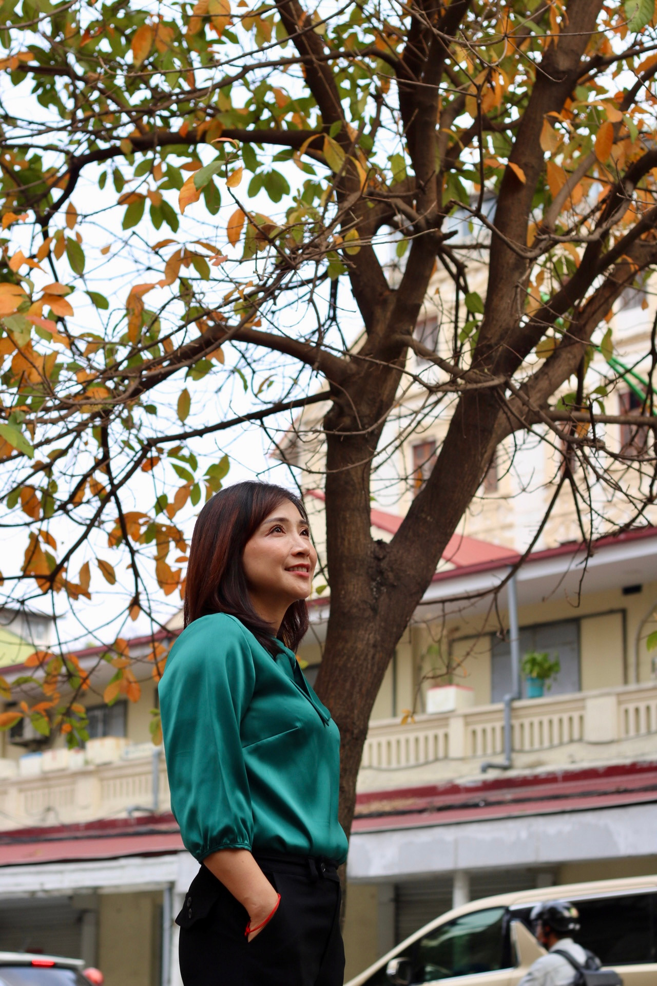 Chị Nhung chia sẻ: "Cơ quan chị làm ở gần đây, hôm nào cũng đi qua nhưng hôm nay được mấy chị làm cùng rủ đi nên chị cũng tranh thủ chút thời gian sau giờ tan làm ở lại chụp vài kiểu. Hôm nay lá còn chưa vàng nhiều, chắc khoảng độ một hai tuần nữa các cây lộc vừng to kia chuyển màu hết lúc đó chụp còn đẹp hơn."