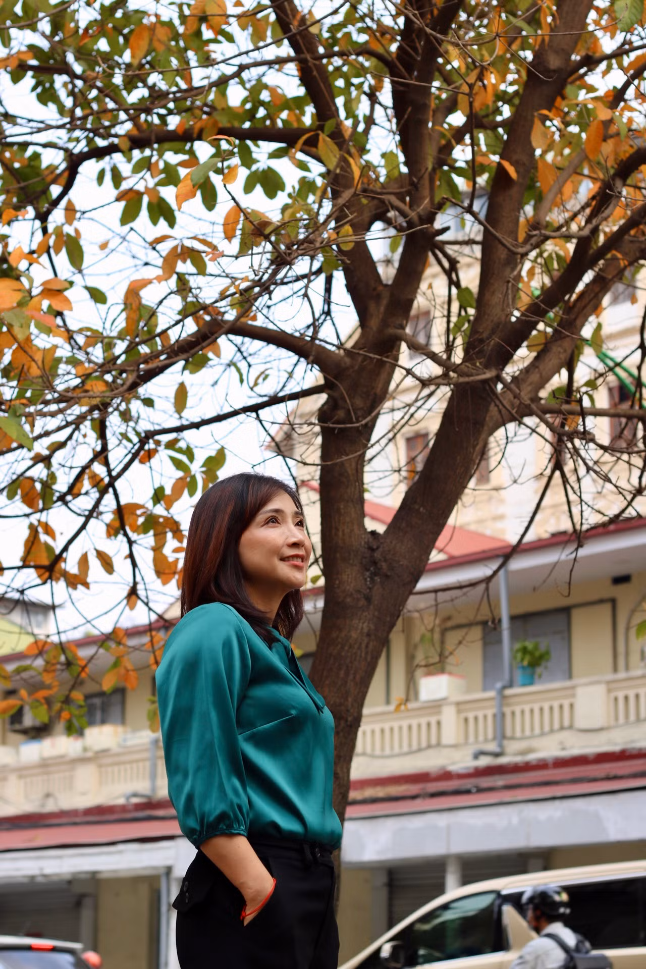 Chị Nhung chia sẻ: "Cơ quan chị làm ở gần đây, hôm nào cũng đi qua nhưng hôm nay được mấy chị làm cùng rủ đi nên chị cũng tranh thủ chút thời gian sau giờ tan làm ở lại chụp vài kiểu. Hôm nay lá còn chưa vàng nhiều, chắc khoảng độ một hai tuần nữa các cây lộc vừng to kia chuyển màu hết lúc đó chụp còn đẹp hơn."
